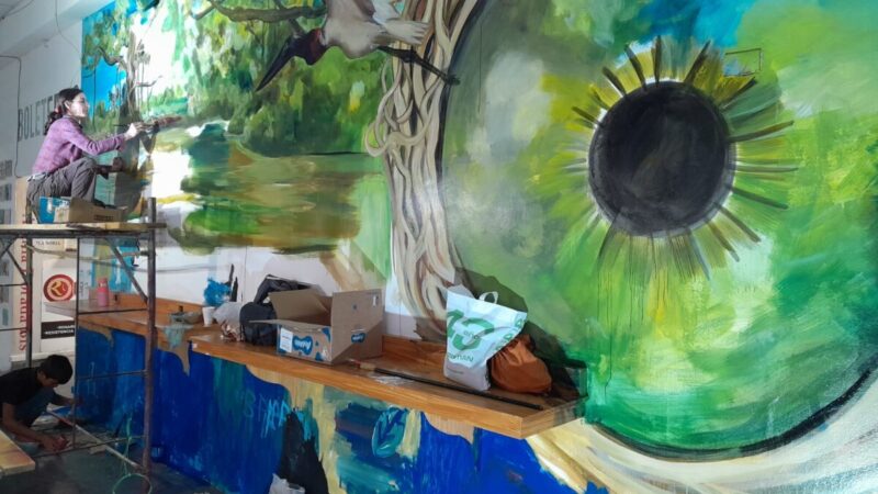 Gisel Rosso pinta un mural en la terminal de Reconquista: “La obra es de todos”