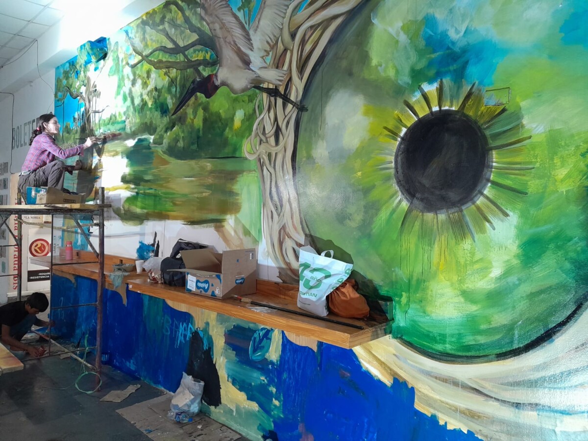 Gisel Rosso pinta un mural en la terminal de Reconquista: “La obra es de todos”