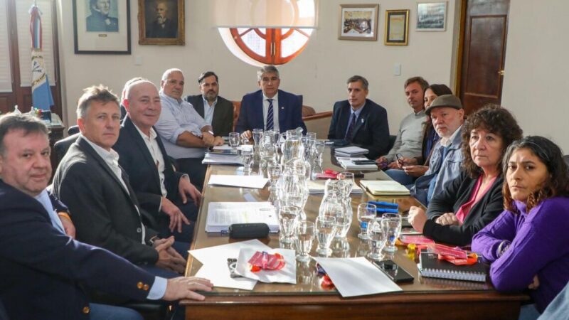 El Gobierno de Santa Fe convocó a paritarias a estatales y docentes