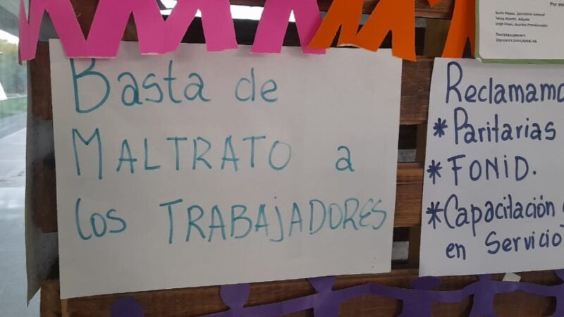 Docentes del Profesorado Cárcano hicieron una «sentada» en rechazo al descuento por paro