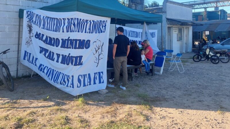 Trabajadores de Vicentin acampan frente a la empresa en reclamo por salarios adeudados