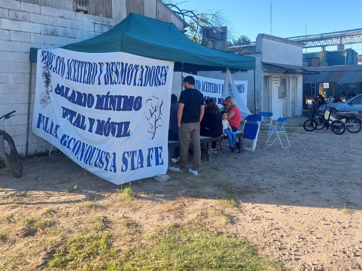 Trabajadores de Vicentin acampan frente a la empresa en reclamo por salarios adeudados