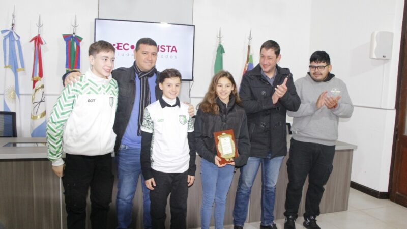 Entregan un reconocimiento a la nadadora Brunela Del Zotto