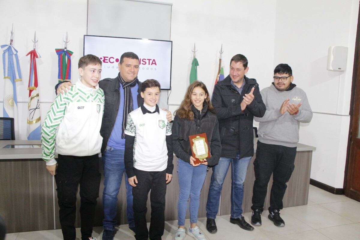 Entregan un reconocimiento a la nadadora Brunela Del Zotto