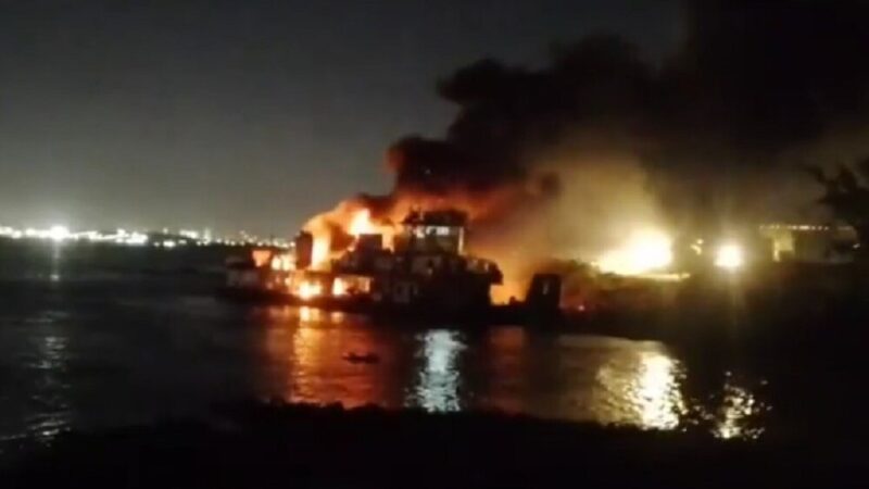 Incendio en un remolcador con combustible en el río Paraguay