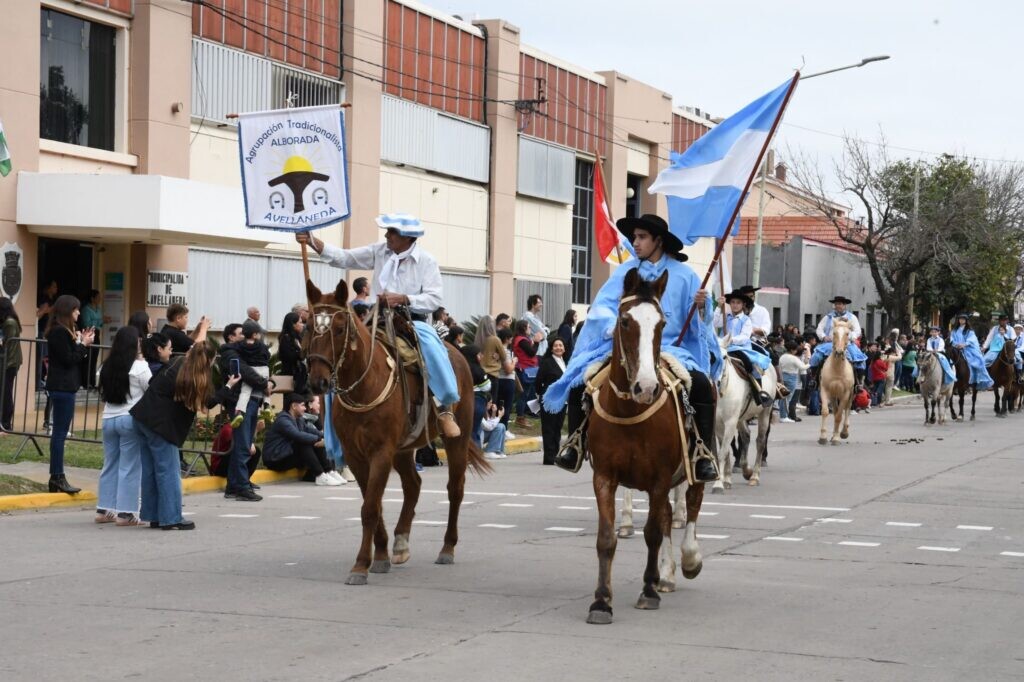 Avellaneda conmemora el Día de la Bandera con un desfile cívico militar