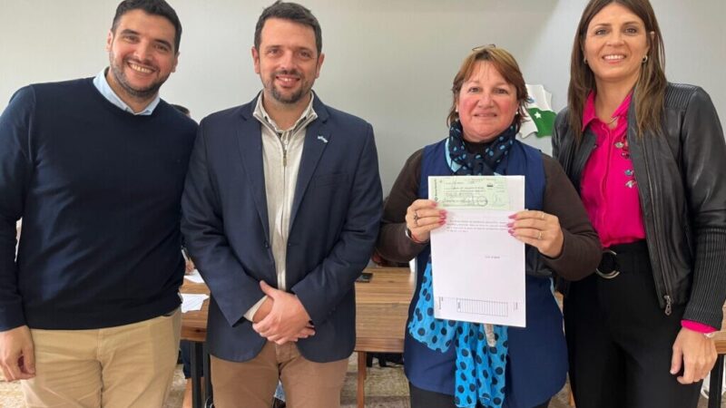 Avellaneda entregó más de $29 millones a escuelas urbanas y rurales