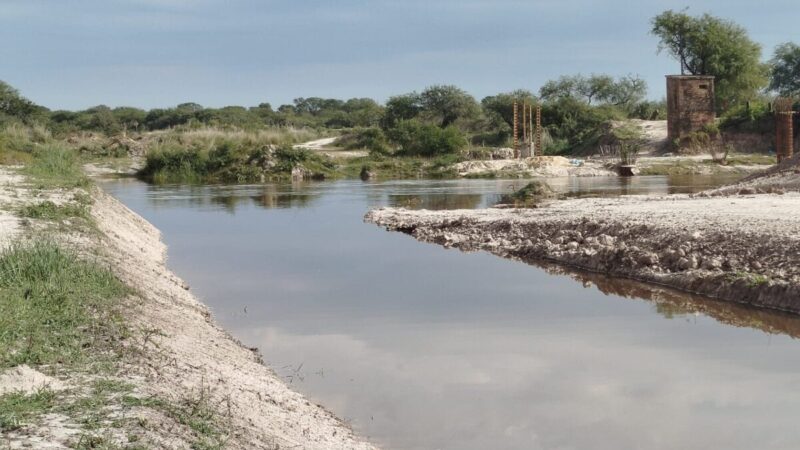 Clausuran el puente La Sirena por la crecida del arroyo El Rey