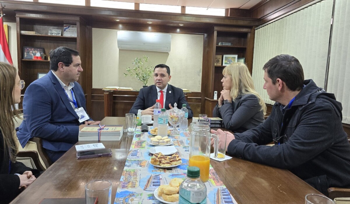 Vallejos se reunió con autoridades municipales de Asunción