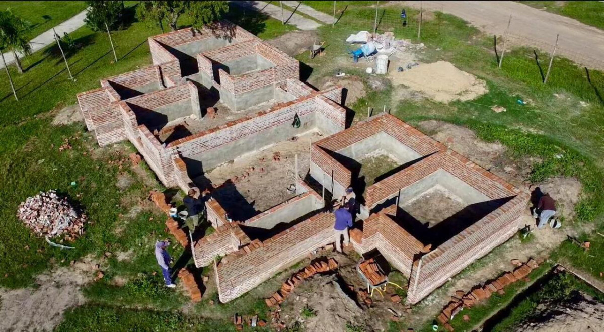 Provincia avanza con el techado de 12 nuevas viviendas en Romang