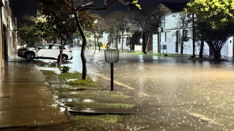 Desde la madrugada, lluvias intensas inundan varios barrios de Vera