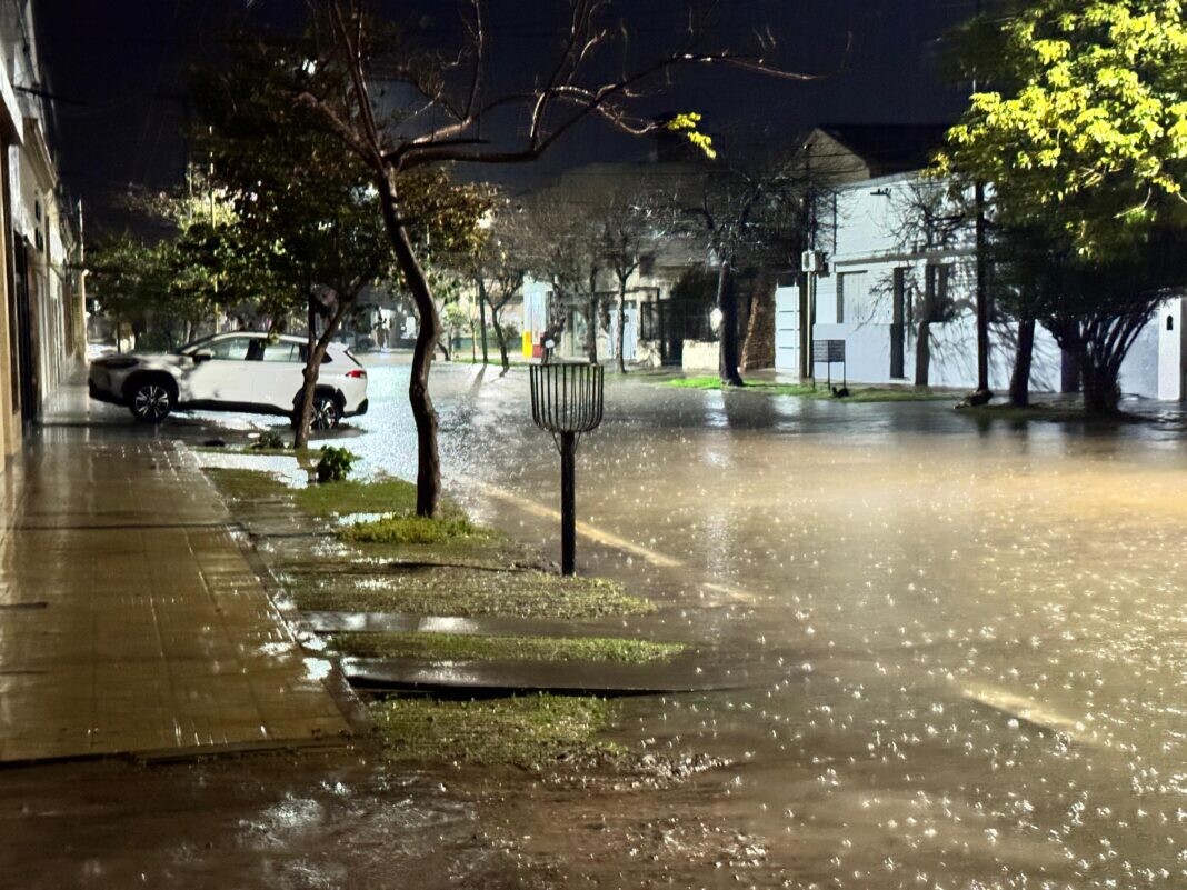 Desde la madrugada, lluvias intensas inundan varios barrios de Vera