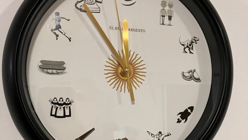 Inventan en Funes un reloj que da la hora con frases argentinas