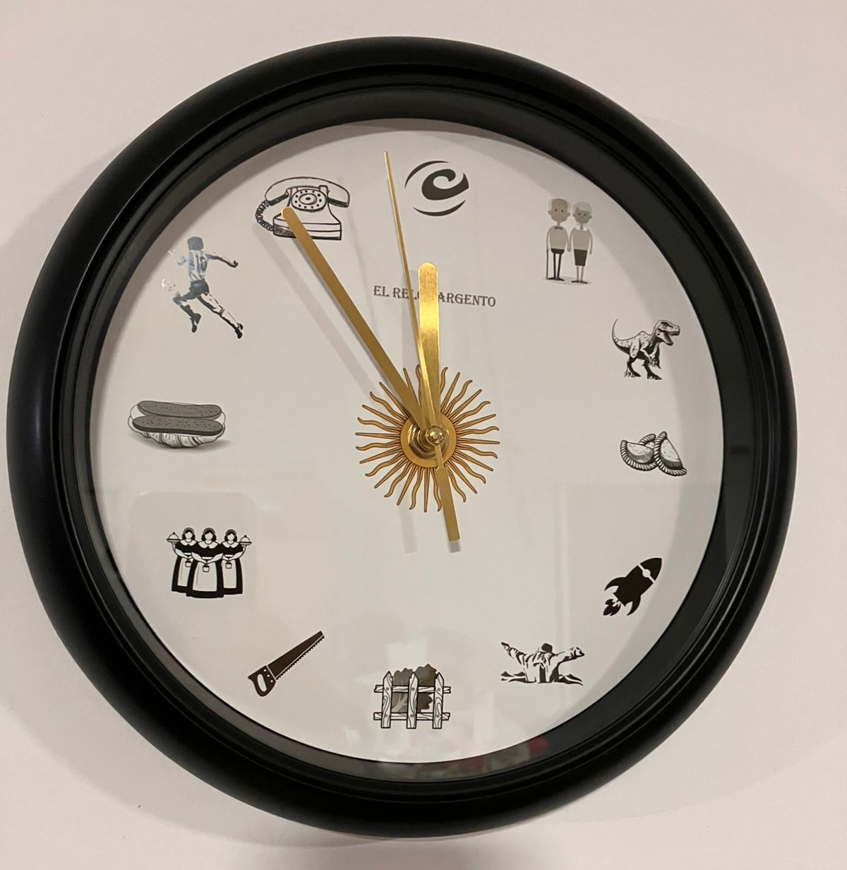 Inventan en Funes un reloj que da la hora con frases argentinas