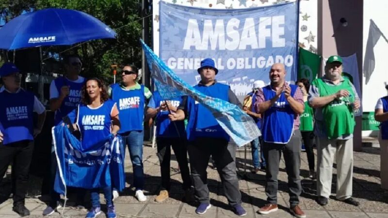 Docentes «plantan guardapolvos” en defensa de la educación pública ¿cómo sigue el plan de lucha?