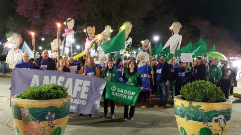 Masiva marcha de docentes con antorchas y carteles por las calles de Reconquista