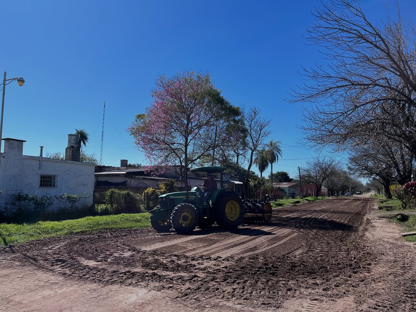 Comenzó la pavimentación de calle Arturo Illia en Romang