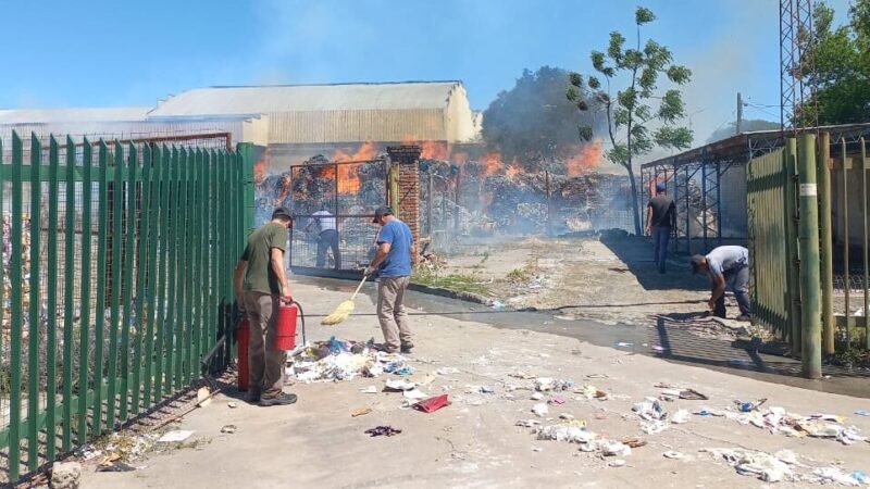 Feroz incendio sin heridos en la Papelera de Tacuarendí