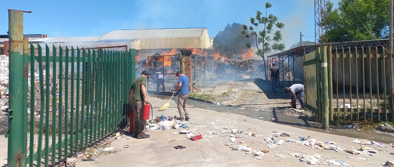 Feroz incendio sin heridos en la Papelera de Tacuarendí