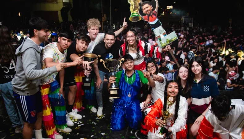 Avellaneda cerró su Estudiantina 2025 con un desfile de murgas