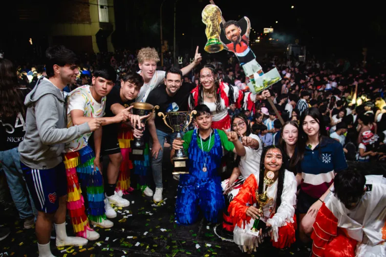 Avellaneda cerró su Estudiantina 2025 con un desfile de murgas