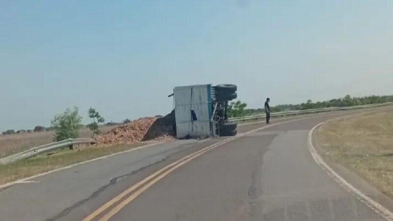 Volcó un acoplado con carga en Ruta 1 ¿qué pasó con el chofer?