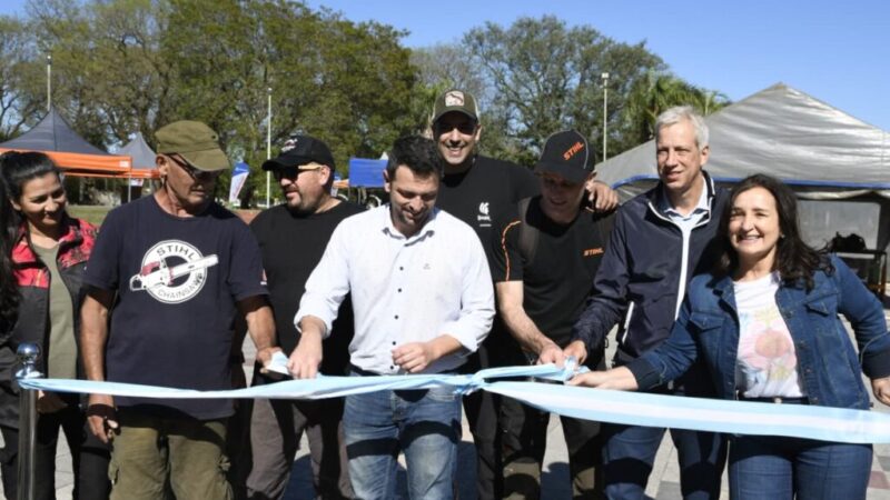 Avellaneda inauguró el V Simposio de Escultores en la plaza central