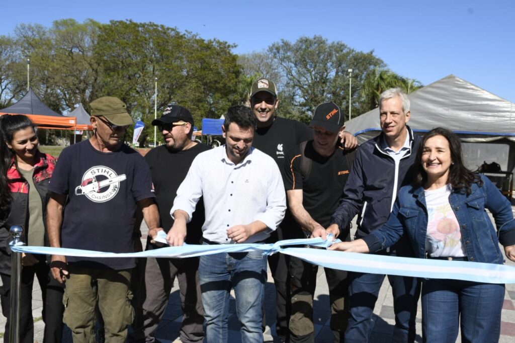 Avellaneda inauguró el V Simposio de Escultores en la plaza central