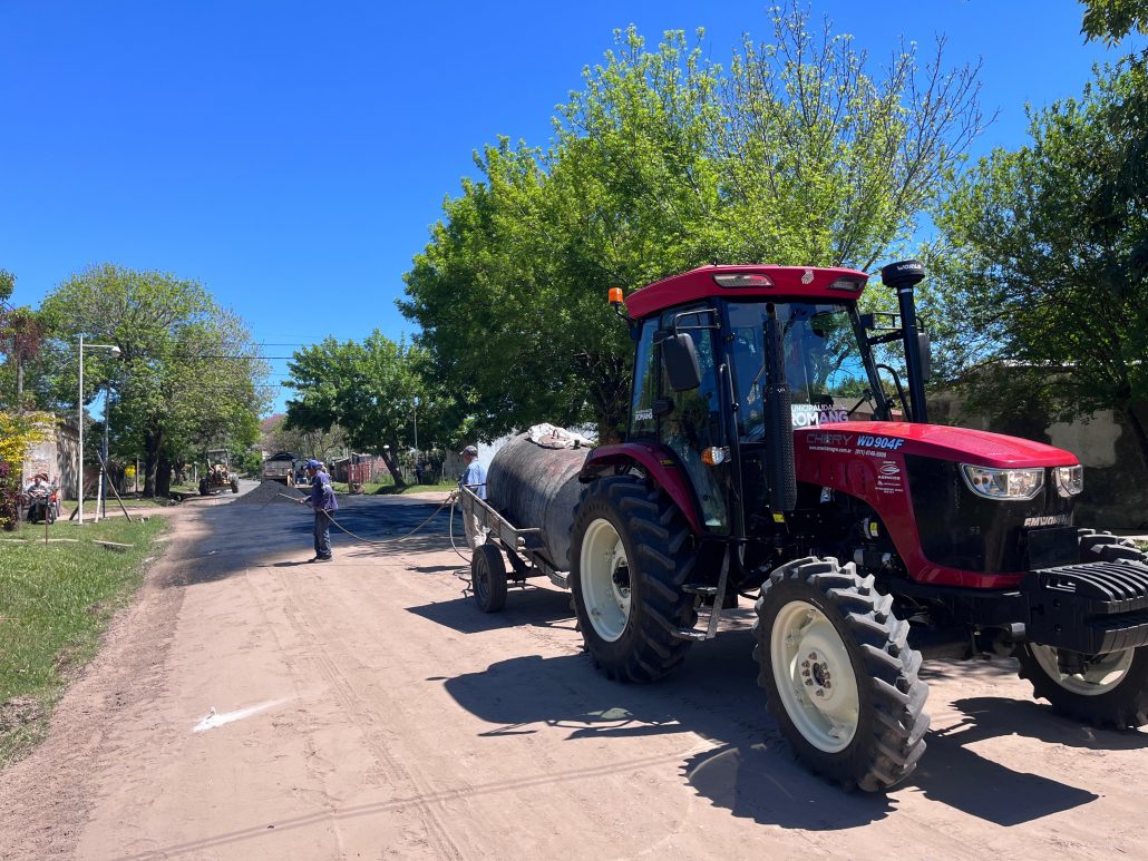 Romang: avanza la construcción de una nueva cuadra de asfalto sobre calle Arturo Illia