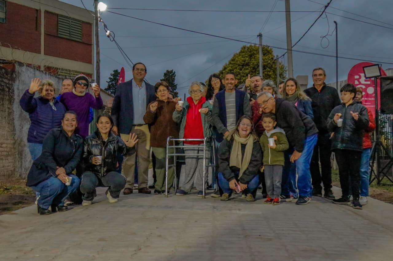 Vallejos inauguró el adoquinado del pasaje 36/38 en barrio Moreno