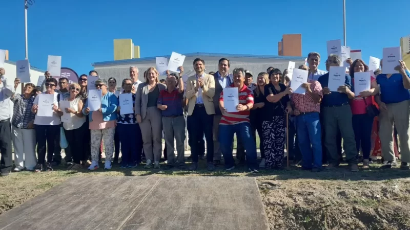 El gobernador encabezó la entrega de 34 viviendas en Reconquista ¿cómo sigue el plan?