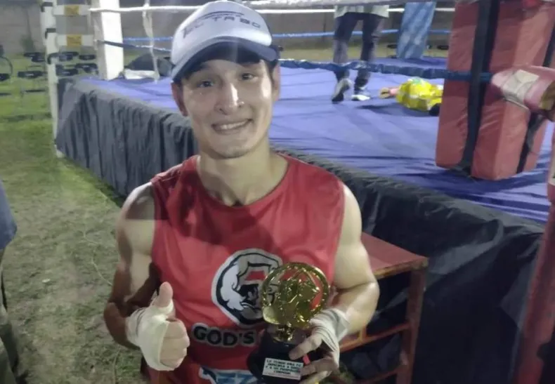 Ángel Negro se impuso en la pelea principal de Boxeo al aire libre