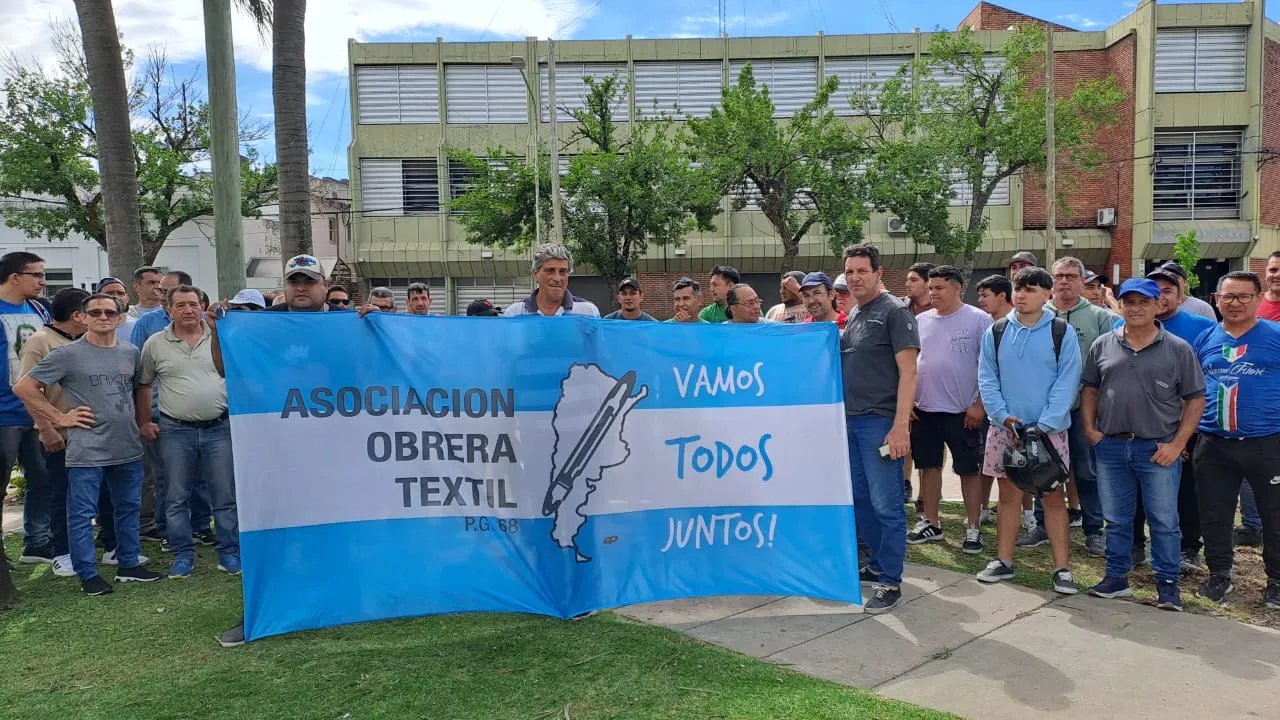 Obreros de la Algodonera reclamaron frente a las oficinas de Vicentin