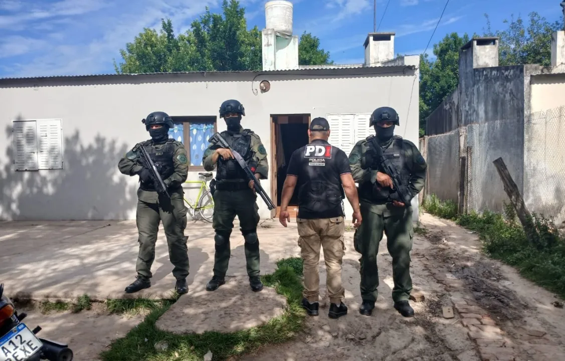 Avellaneda: Detienen a 3 personas con cocaína, dinero y armas