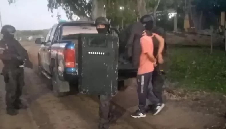 Dos detenidos con armas y plantas de cannabis en Alejandra