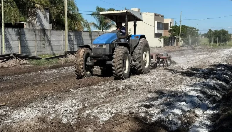 Realizan trabajos de suelo para la pavimentación de una nueva cuadra en Barrio América