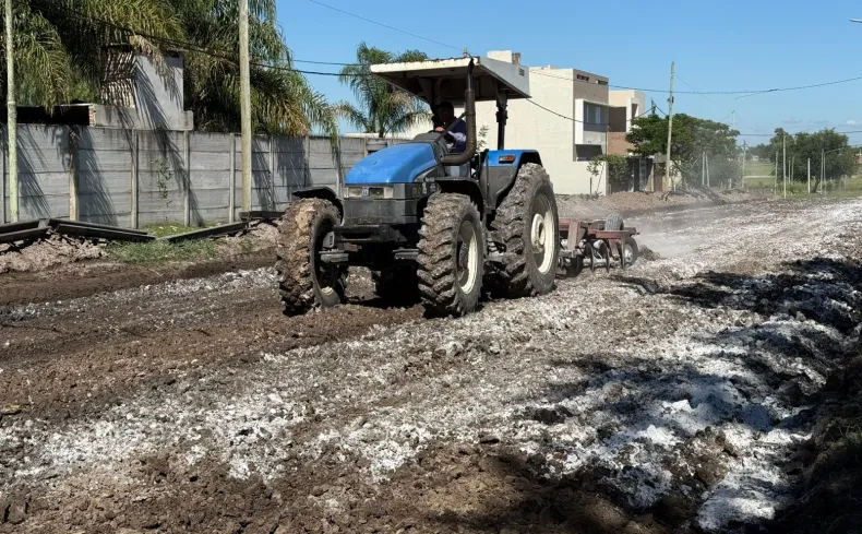 Realizan trabajos de suelo para la pavimentación de una nueva cuadra en Barrio América