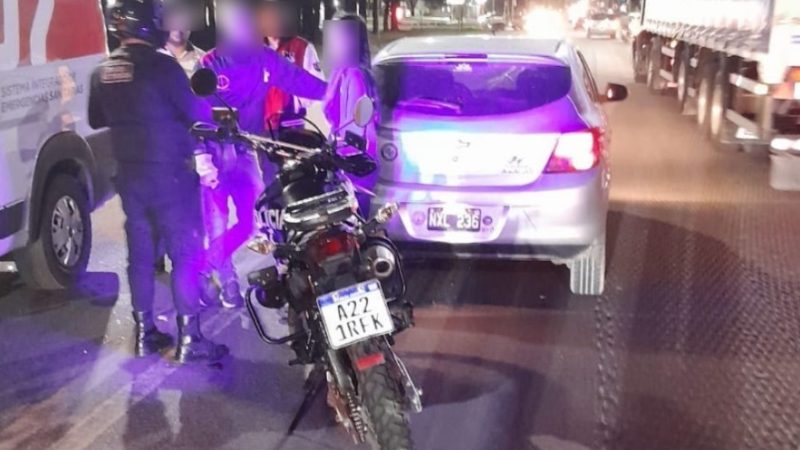 Internan a motociclista tras un choque en avenida Oro Blanco