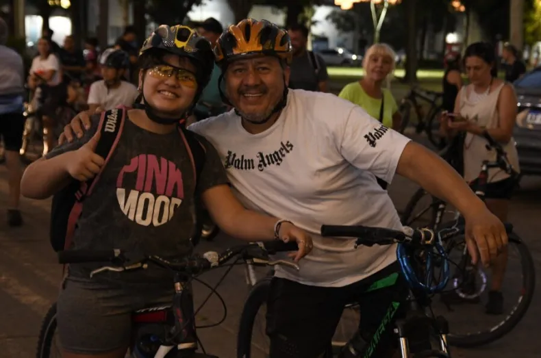 Bicicleteada nocturna por el 147° aniversario de Avellaneda