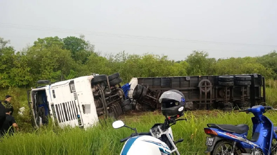 Un camión despistó y tumbó en la Ruta 11, zona de Guadalupe Norte