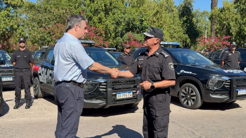 El Gobierno provincial entregó 18 camionetas 0 km a la Policía de General Obligado