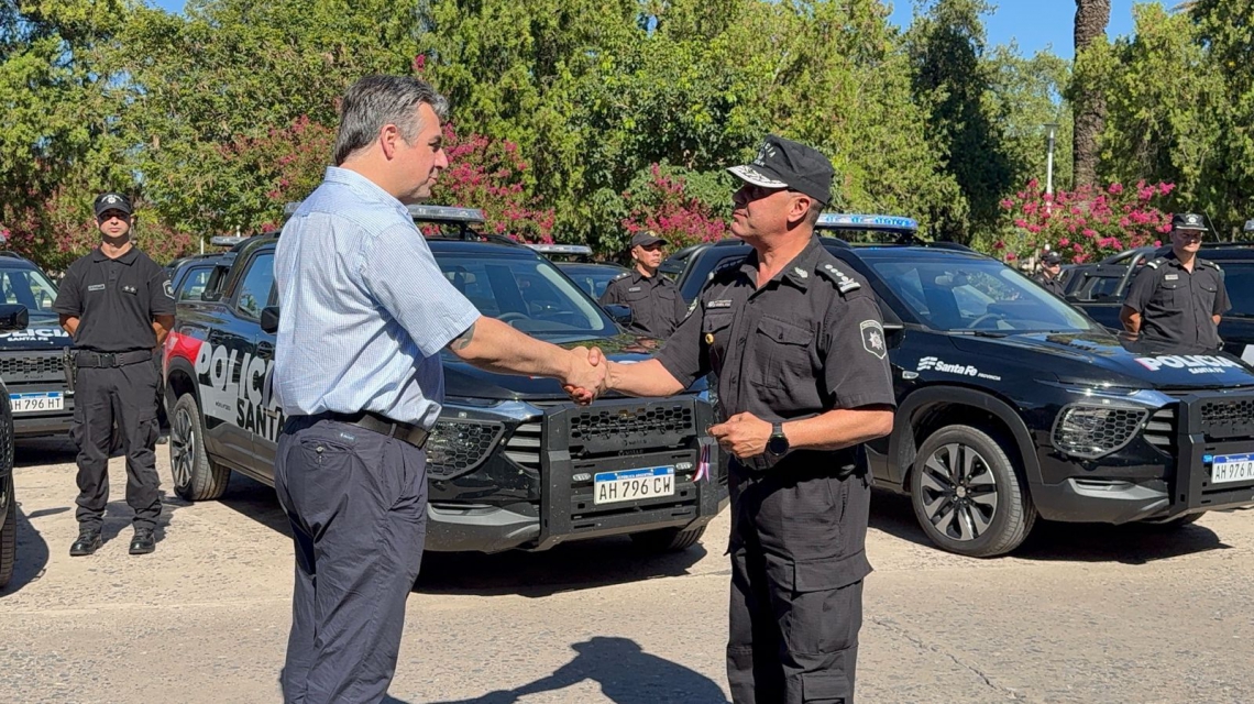 El Gobierno provincial entregó 18 camionetas 0 km a la Policía de General Obligado