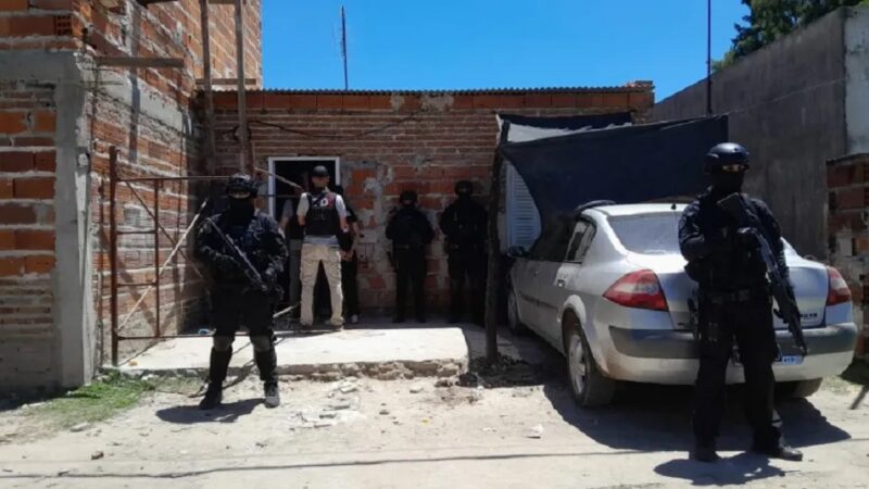 La PDI allanó por drogas y fue enfrentada a cascotazos en Reconquista