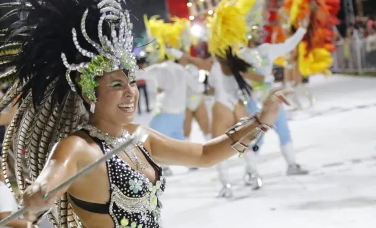 Reconquista vivió una multitudinaria primera noche de Carnaval ¿cómo sigue el programa?