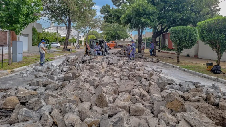 Avanzan trabajos de bacheo en calle Mitre en pleno centro de Reconquista