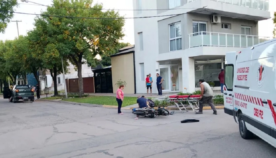 Reportan herido tras choque entre camioneta y moto en Malabrigo
