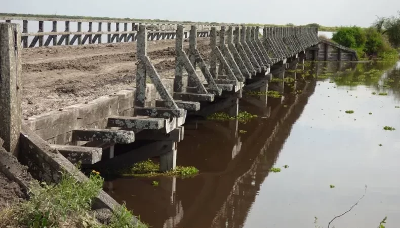 Evalúan cortar el tránsito en el puente del Arroyo Golondrina por riesgo de colapso
