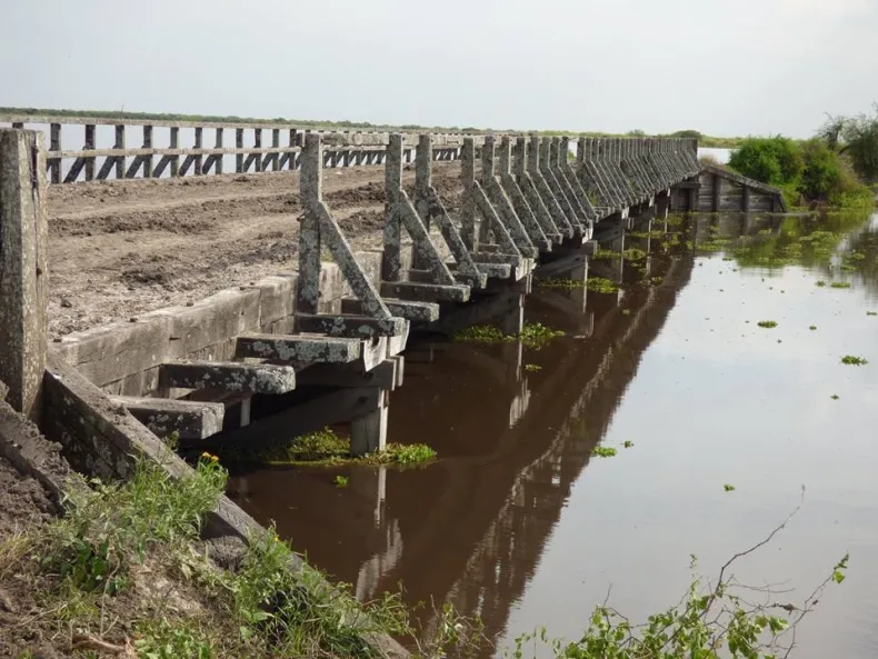 Evalúan cortar el tránsito en el puente del Arroyo Golondrina por riesgo de colapso