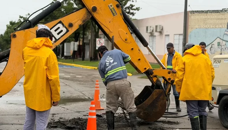 Avellaneda repara cañerías en calle 21 por conexiones ilegales que dañaron la red cloacal