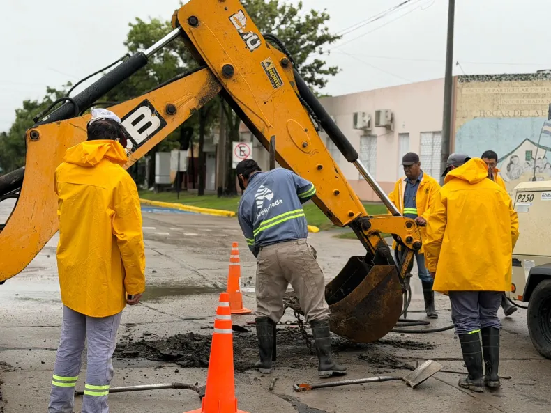 Avellaneda repara cañerías en calle 21 por conexiones ilegales que dañaron la red cloacal